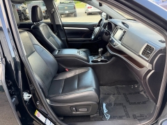 Used 2017  Toyota Highlander 4d SUV AWD XLE at House of Carz near Rochester, IN