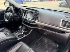 Used 2019  Toyota Highlander 4d SUV AWD SE at House of Carz near Rochester&comma; IN