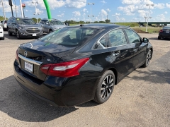 Used 2018  Nissan Altima 4d Sedan 2&period;5L SL at House of Carz near Rochester&comma; IN