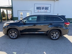 Used 2017  Toyota Highlander 4d SUV AWD XLE at House of Carz near Rochester, IN