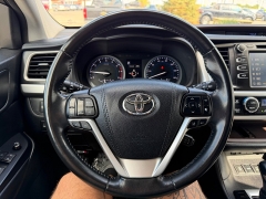 Used 2017  Toyota Highlander 4d SUV AWD XLE at House of Carz near Rochester, IN