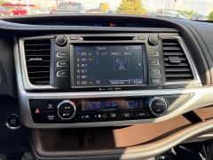 Used 2017  Toyota Highlander 4d SUV AWD XLE at House of Carz near Rochester, IN