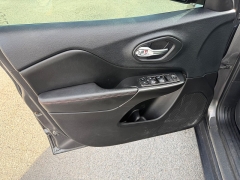 Used 2019  Jeep Cherokee 4d SUV 4WD Trailhawk 3.2L at House of Carz near Rochester, IN