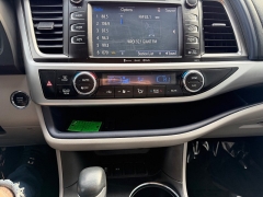 Used 2018  Toyota Highlander 4d SUV FWD XLE at House of Carz near Rochester&comma; IN