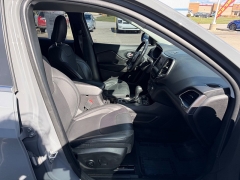 Used 2021  Jeep Cherokee Latitude Lux 4x4 at House of Carz near Rochester&comma; IN