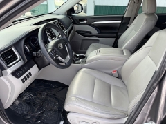 Used 2018  Toyota Highlander 4d SUV FWD XLE at House of Carz near Rochester&comma; IN