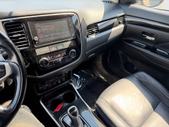 Used 2018  Mitsubishi Outlander Plug-In Hybrid 4d SUV AWC SEL at House of Carz near Rochester&comma; IN