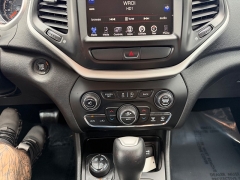 Used 2015  Jeep Cherokee 4d SUV 4WD Trailhawk V6 at House of Carz near Rochester&comma; IN