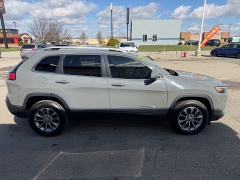 Used 2021  Jeep Cherokee Latitude Lux 4x4 at House of Carz near Rochester&comma; IN