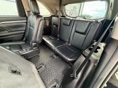 Used 2019  Toyota Highlander 4d SUV AWD SE at House of Carz near Rochester&comma; IN