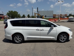 Used 2018  Chrysler Pacifica 4d Wagon Limited at House of Carz near Rochester&comma; IN