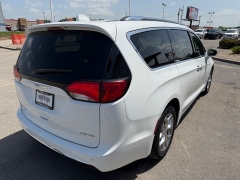 Used 2018  Chrysler Pacifica 4d Wagon Limited at House of Carz near Rochester&comma; IN