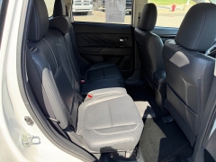 Used 2018  Mitsubishi Outlander Plug-In Hybrid 4d SUV AWC SEL at House of Carz near Rochester&comma; IN