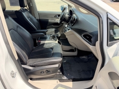 Used 2018  Chrysler Pacifica 4d Wagon Limited at House of Carz near Rochester&comma; IN