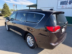Used 2017  Chrysler Pacifica 4d Wagon Touring-L at House of Carz near Rochester&comma; IN