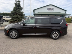 Used 2017  Chrysler Pacifica 4d Wagon Touring-L at House of Carz near Rochester&comma; IN