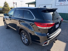 Used 2017  Toyota Highlander 4d SUV AWD XLE at House of Carz near Rochester, IN