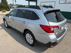 Used 2019  Subaru Outback 4d SUV 2&period;5i Premium at House of Carz near Rochester&comma; IN