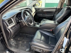 Used 2017  Toyota Highlander 4d SUV AWD XLE at House of Carz near Rochester, IN