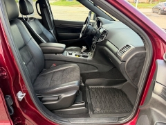 Used 2020  Jeep Grand Cherokee 4d SUV 4WD Laredo Altitude at House of Carz near Rochester&comma; IN