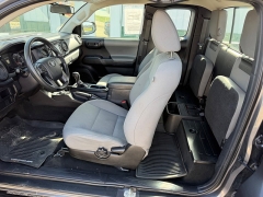 Used 2017  Toyota Tacoma 4WD Access Cab SR Auto at House of Carz near Rochester&comma; IN