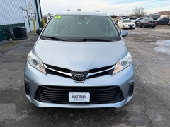 Used 2018  Toyota Sienna 4d Wagon LE 7-Pass w&sol;Auto Access Seat at House of Carz near Rochester&comma; IN