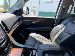Used 2017  Cadillac Escalade ESV 4d SUV 4WD Luxury at House of Carz near Rochester&comma; IN