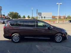 Used 2017  Chrysler Pacifica 4d Wagon Touring-L at House of Carz near Rochester&comma; IN