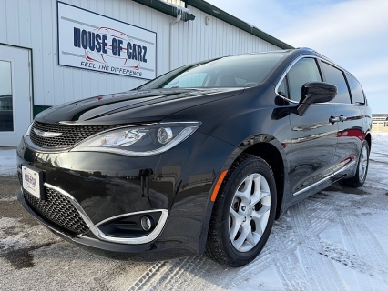 2017 Chrysler Pacifica Touring-L Plus's photo