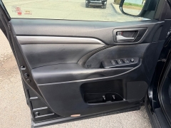 Used 2019  Toyota Highlander 4d SUV AWD SE at House of Carz near Rochester&comma; IN