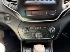 Used 2021  Jeep Cherokee Latitude Lux 4x4 at House of Carz near Rochester&comma; IN