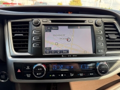 Used 2017  Toyota Highlander 4d SUV AWD XLE at House of Carz near Rochester, IN