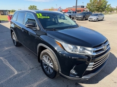 Used 2017  Toyota Highlander 4d SUV AWD XLE at House of Carz near Rochester, IN