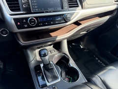 Used 2017  Toyota Highlander 4d SUV AWD XLE at House of Carz near Rochester, IN