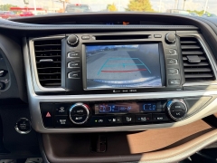 Used 2017  Toyota Highlander 4d SUV AWD XLE at House of Carz near Rochester, IN