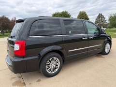 Used 2016  Chrysler Town & Country 4d Wagon Touring L at Rooster Auto Sales near Vinton&comma; IA
