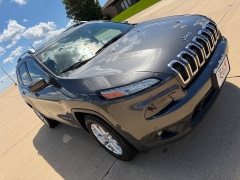 Used 2017  Jeep Cherokee 4d SUV 4WD Latitude V6 at Rooster Auto Sales near Vinton&comma; IA
