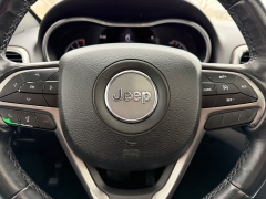 Used 2019  Jeep Grand Cherokee 4d SUV 4WD Laredo Upland at Rooster Auto Sales near Vinton&comma; IA