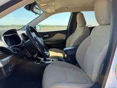 Used 2015  Jeep Cherokee 4d SUV FWD Latitude V6 at Rooster Auto Sales near Vinton&comma; IA