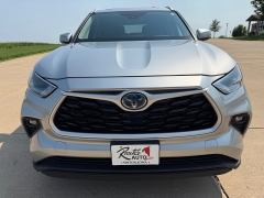 Used 2022  Toyota Highlander Hybrid XLE AWD at Rooster Auto Sales near Vinton&comma; IA