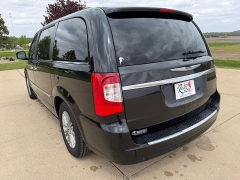Used 2016  Chrysler Town & Country 4d Wagon Touring L at Rooster Auto Sales near Vinton&comma; IA