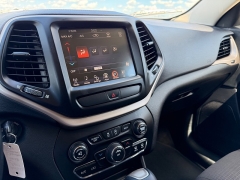 Used 2017  Jeep Cherokee 4d SUV 4WD Latitude V6 at Rooster Auto Sales near Vinton&comma; IA