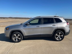 Used 2019  Jeep Cherokee 4d SUV 4WD Limited 3&period;2L at Rooster Auto Sales near Vinton&comma; IA