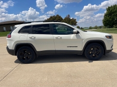 Used 2019 Jeep Cherokee 4d SUV 4WD Latitude Plus 3.2L at Rooster Auto Sales near Vinton, IA