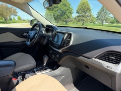 Used 2015  Jeep Cherokee 4d SUV FWD Latitude V6 at Rooster Auto Sales near Vinton&comma; IA