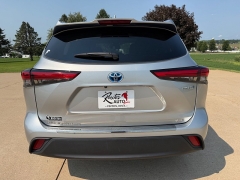 Used 2022  Toyota Highlander Hybrid XLE AWD at Rooster Auto Sales near Vinton&comma; IA