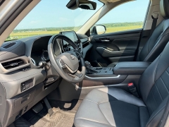 Used 2022  Toyota Highlander Hybrid XLE AWD at Rooster Auto Sales near Vinton&comma; IA