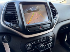 Used 2017  Jeep Cherokee 4d SUV 4WD Latitude V6 at Rooster Auto Sales near Vinton&comma; IA