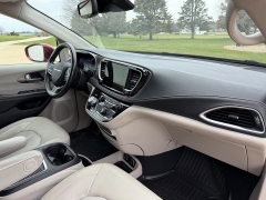 Used 2021  Chrysler Pacifica Touring L FWD at Rooster Auto Sales near Vinton&comma; IA