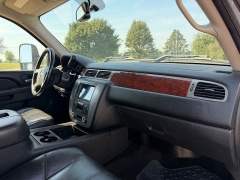 Used 2010  GMC Sierra 2500 4WD Crew Cab SLT at Rooster Auto Sales near Vinton&comma; IA